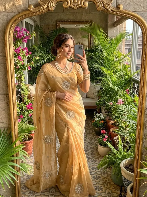 Yellow_Space_Silk_Fabric_Saree_For_Women