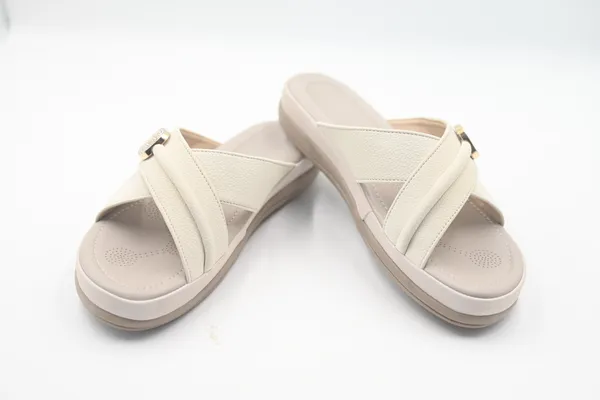 The_Woman_Of_Willow_[White_Flat_For_Women]