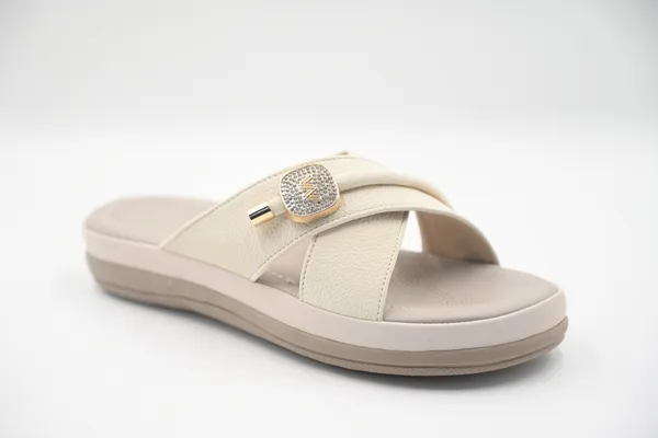 The_Woman_Of_Willow_[White_Flat_For_Women]
