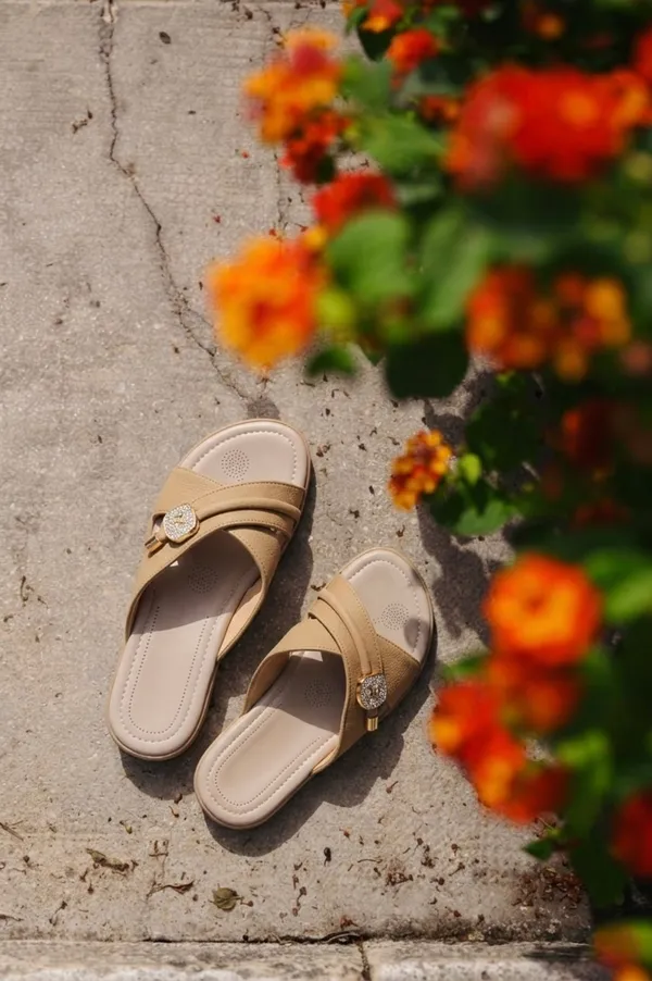 The_Woman_Of_Willow_[Beige_Flat_For_Women]