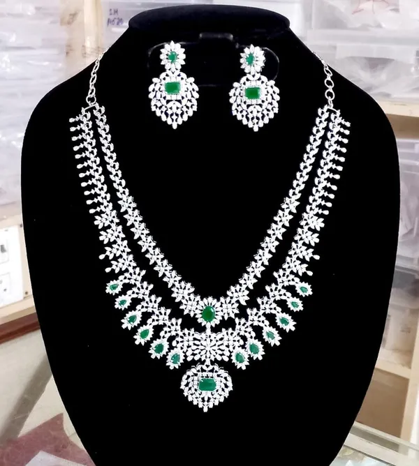 Emerald_Green_And_Silver_Premium_Necklace_Set_For_Women