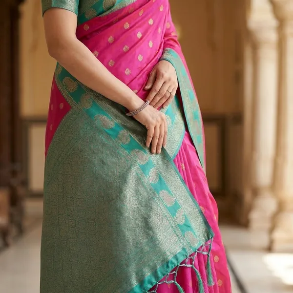Silk_Zari_Border_Woven_Traditional_Saree_For_Women