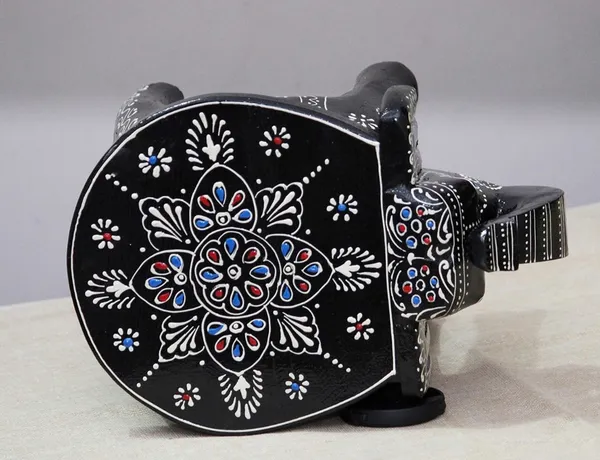 Black_And_White_Wooden_Elephant_Stool_Design_For_Home_Decor_And_Gifts_Decorative_Showpiece