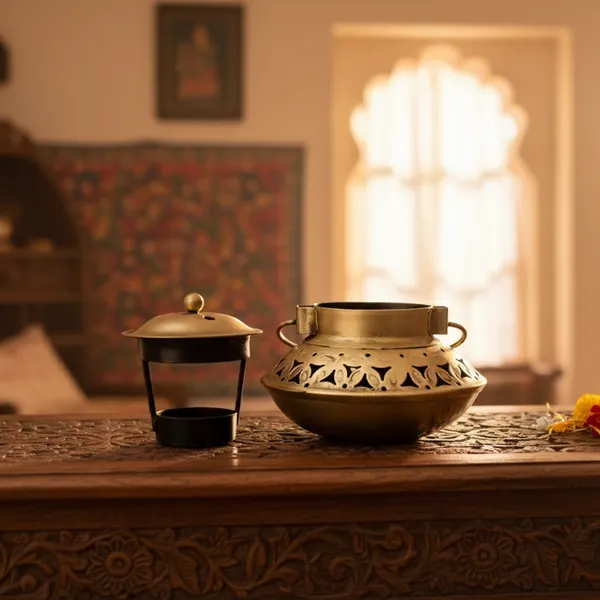 Golden_Handcrafted_Metal_Handi_Tea_Light_Holder_For_Home_Decoration_And_Gift