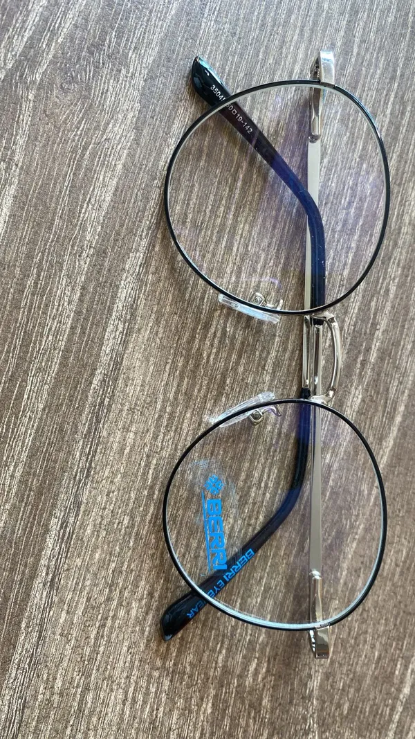 Silver_And_Black_Titanium_Oval_Rim_Metal_And_Back_Optical_Frame_For_Women_With_Bule_Cut_Glasses