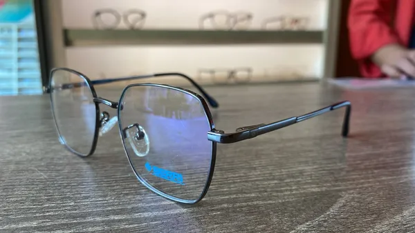 Gun_Titanium_Square_Rim_Metal_Optical_Frame_For_Women_With_Bule_Cut_Glasses