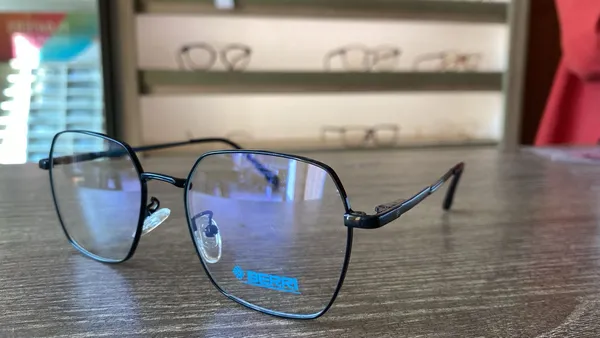 Shine_Black_Tr_90_Wayfair_Unisex_Optical_Frame_For_Men_And_Women_With_Bule_Cut_Glasses