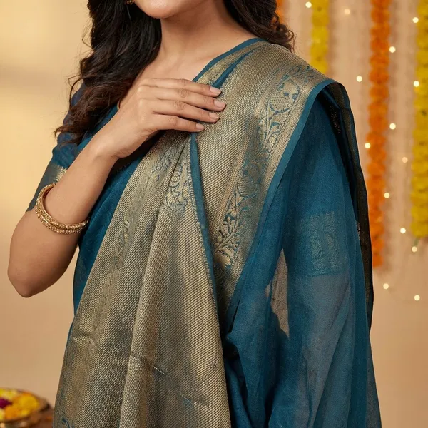 Green_Premium_Moss_Crepe_With_Jacquard_Border_Saree_With_Running_Blouse_For_Women