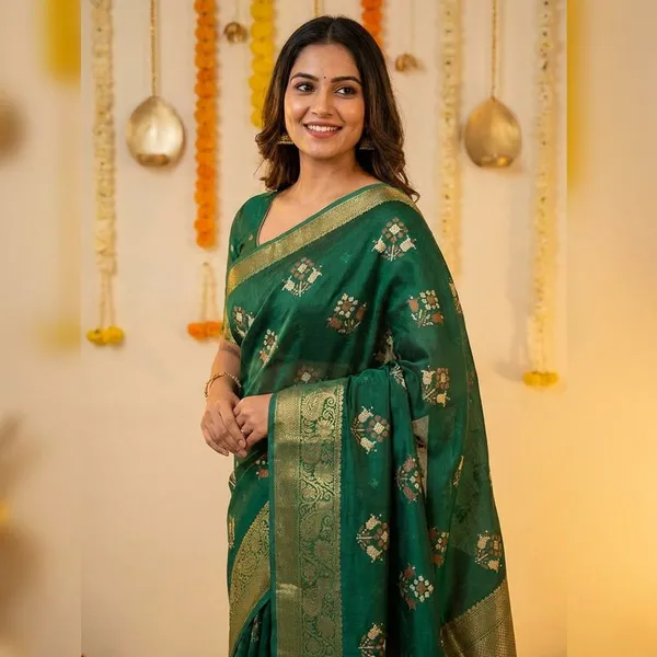 Green_Premium_Moss_Crepe_With_Jacquard_Border_Saree_With_Running_Blouse_For_Women