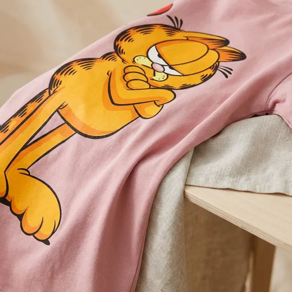 Pink_Cotton_Premium_Garfield_Standing_Graphic_Oversized_T-Shirt_For_Women