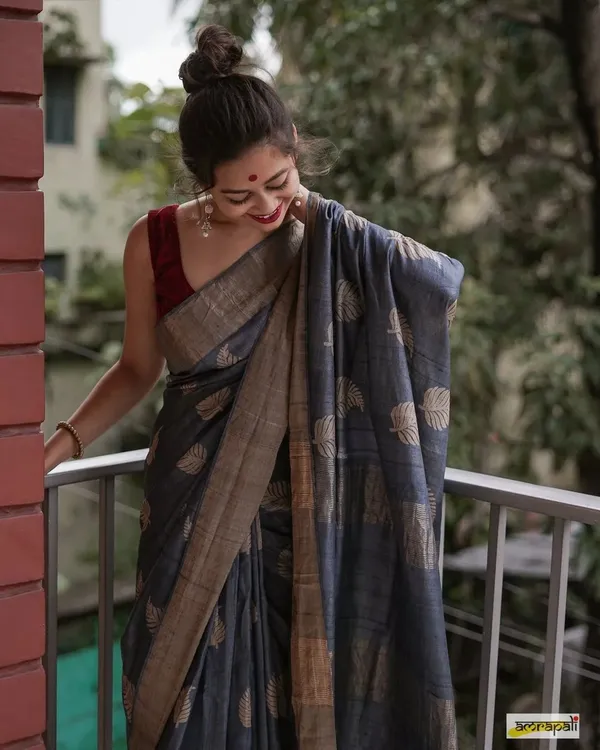 Grey_Snappy_Linen_Silk_Saree_With_Pulsating_Blouse_Piece_For_Women