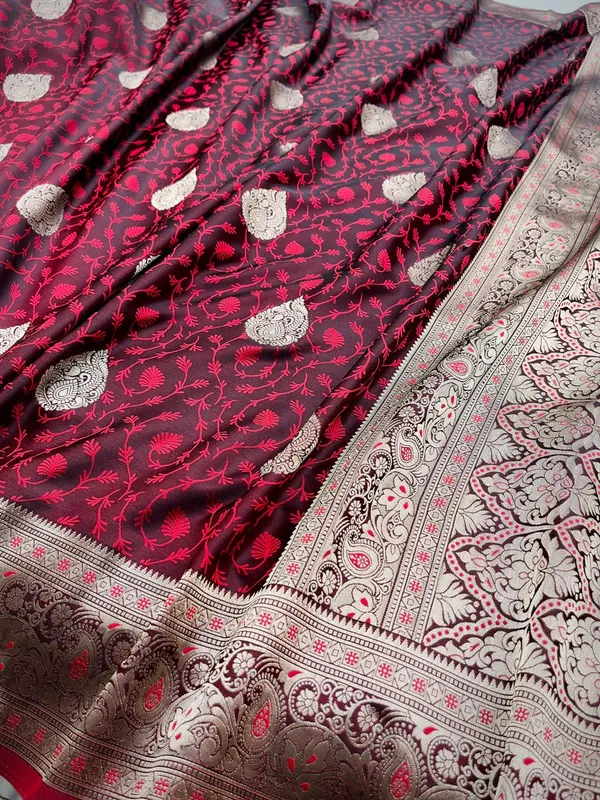 Maroon_Sempiternal_Soft_Silk_Saree_With_Evanescent_Blouse_Piece_For_Women