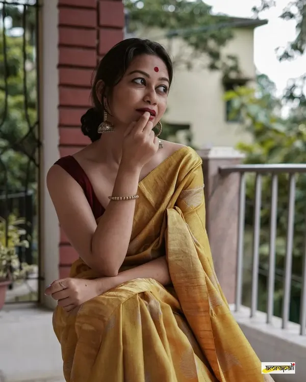 Mustard_Exquisite_Linen_Silk_Saree_With_Transcendent_Blouse_Piece_For_Women