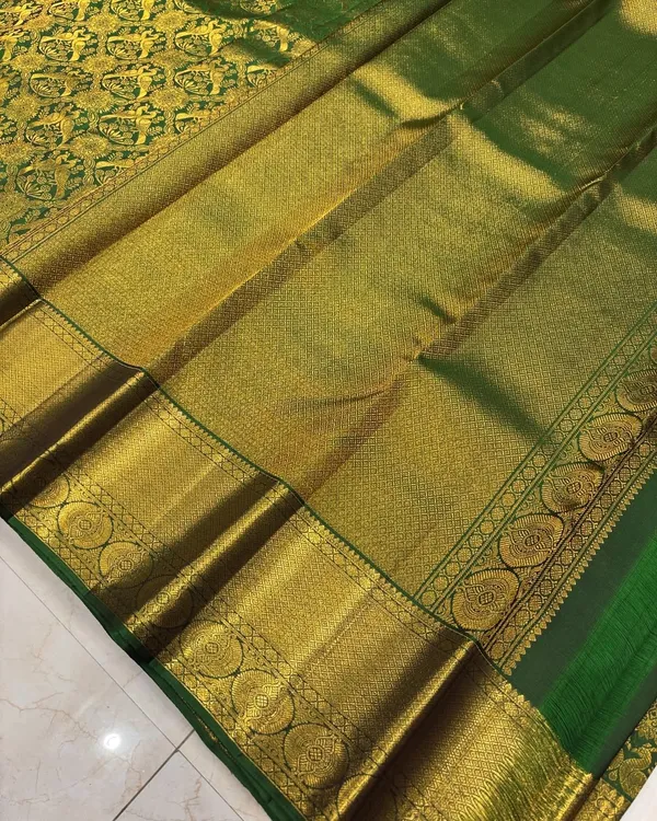 Dark_Green_Divine_Soft_Banarasi_Silk_Saree_With_Entrancing_Blouse_Piece_For_Women