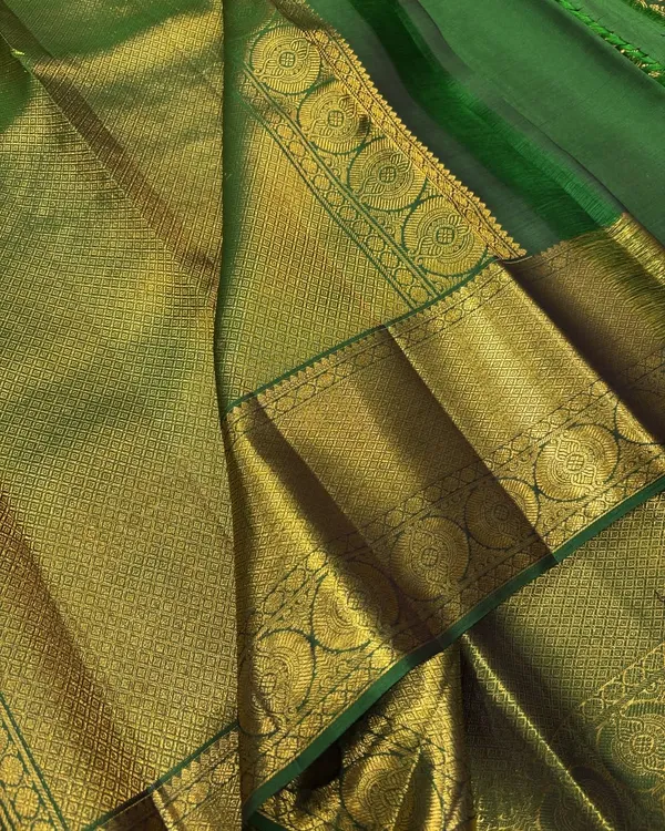 Dark_Green_Divine_Soft_Banarasi_Silk_Saree_With_Entrancing_Blouse_Piece_For_Women