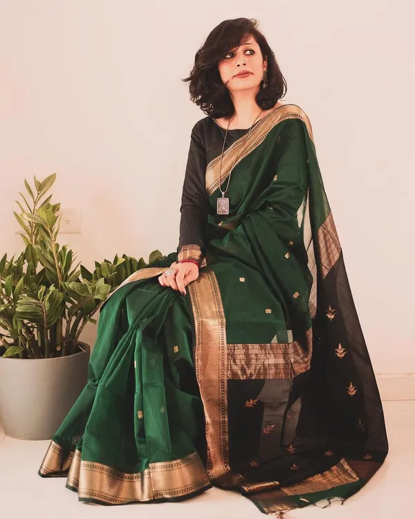Dark_Green_Snazzy_Linen_Silk_Saree_With_Glittering_Blouse_Piece_For_Women