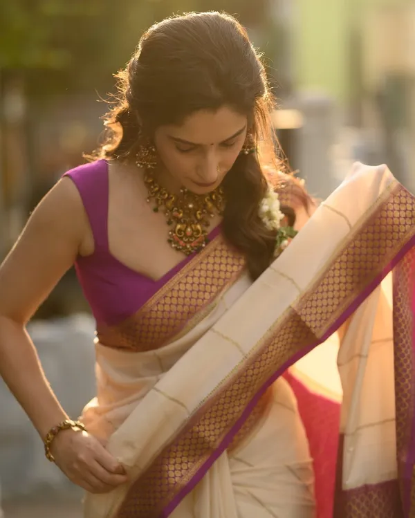 Beige_Vestigial_Soft_Silk_Saree_With_Fragrant_Blouse_Piece_For_Women