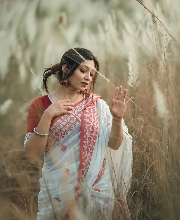 White_Beleaguer_Cotton_Silk_Saree_With_Moiety_Blouse_Piece_For_Women