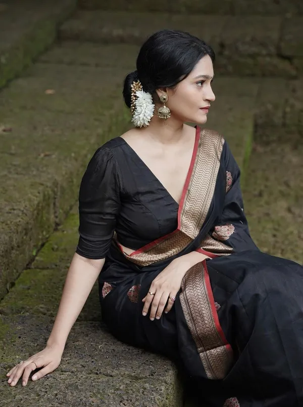 Black_Surpassing_Soft_Silk_Saree_With_Embellished_Blouse_Piece_For_Women