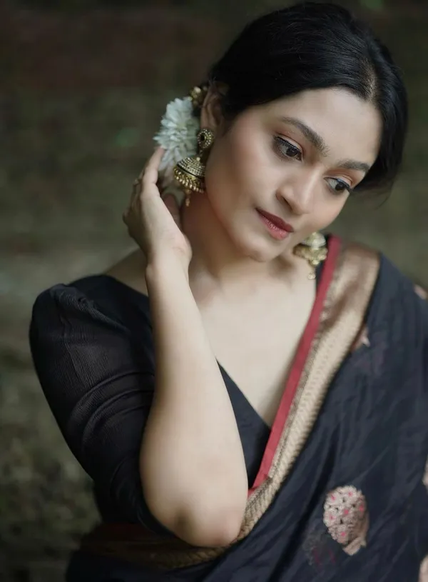 Black_Surpassing_Soft_Silk_Saree_With_Embellished_Blouse_Piece_For_Women