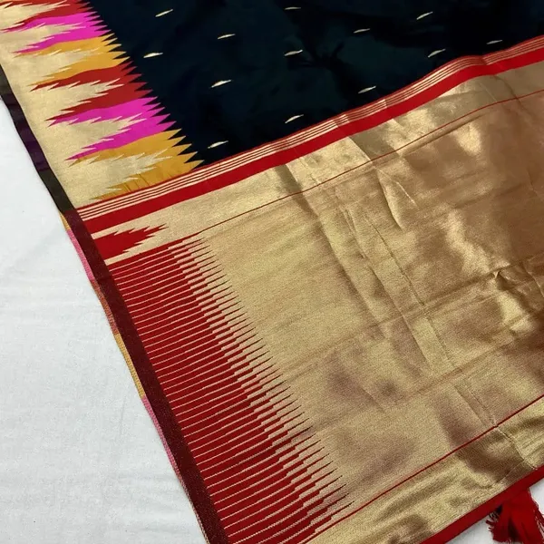 Black_Vestigial_Soft_Silk_Saree_With_Fragrant_Blouse_Piece_For_Women