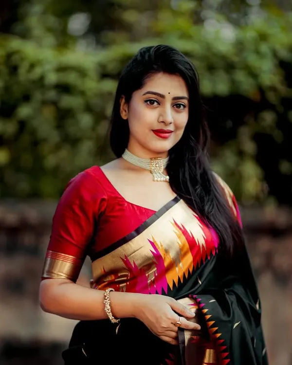 Black_Vestigial_Soft_Silk_Saree_With_Fragrant_Blouse_Piece_For_Women