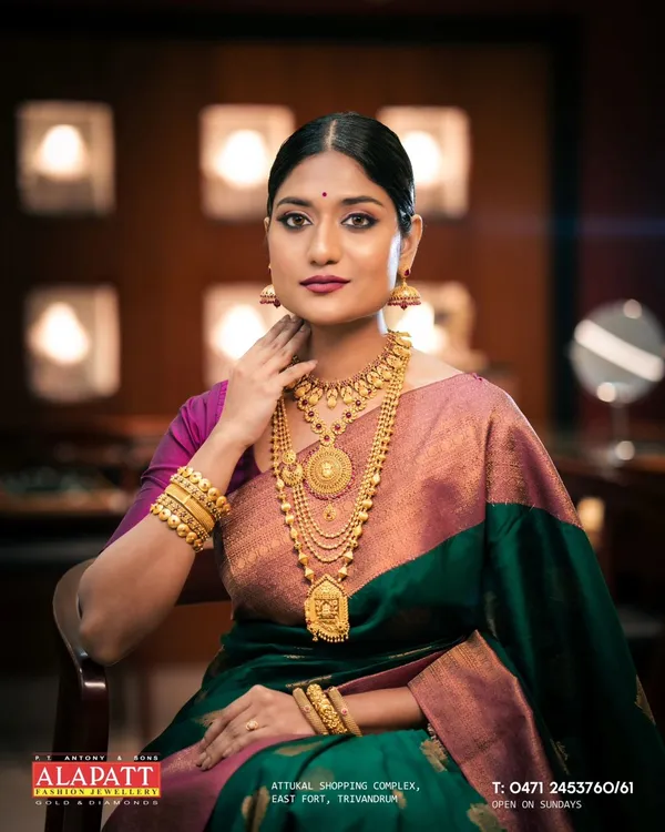 Dark_Green_Forbearance_Soft_Silk_Saree_With_Imaginative_Blouse_Piece_For_Women