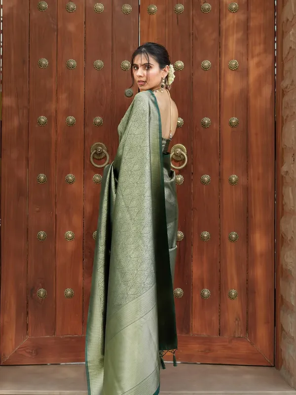 Dark_Green_Blissful_Soft_Silk_Saree_With_Sizzling_Blouse_Piece_For_Women