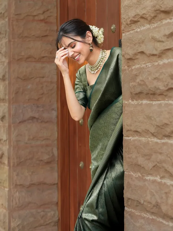 Dark_Green_Blissful_Soft_Silk_Saree_With_Sizzling_Blouse_Piece_For_Women