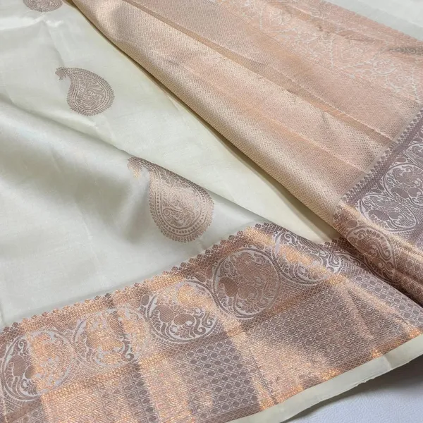 Off_White_Flaunt_Soft_Silk_Saree_With_Sumptuous_Blouse_Piece_For_Women