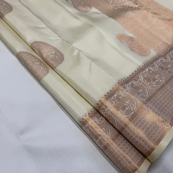 Off_White_Flaunt_Soft_Silk_Saree_With_Sumptuous_Blouse_Piece_For_Women