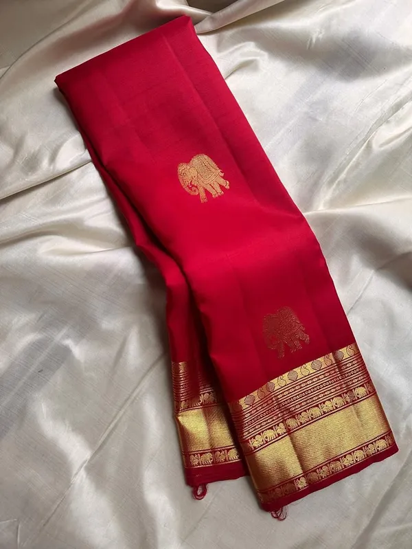 Red_Luminous_Soft_Banarasi_Silk_Saree_With_Dissemble_Blouse_Piece_For_Women