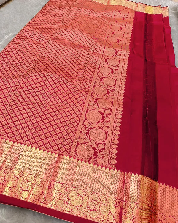 Red_Luminous_Soft_Banarasi_Silk_Saree_With_Dissemble_Blouse_Piece_For_Women