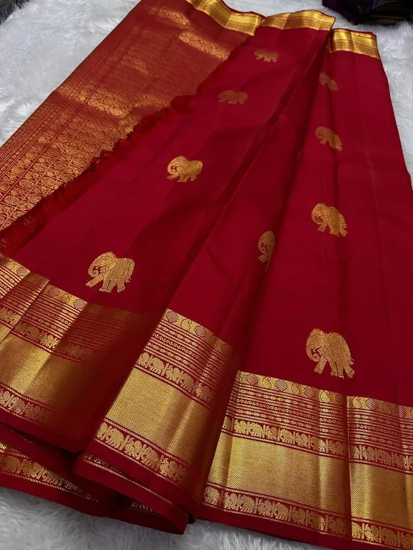 Red_Luminous_Soft_Banarasi_Silk_Saree_With_Dissemble_Blouse_Piece_For_Women