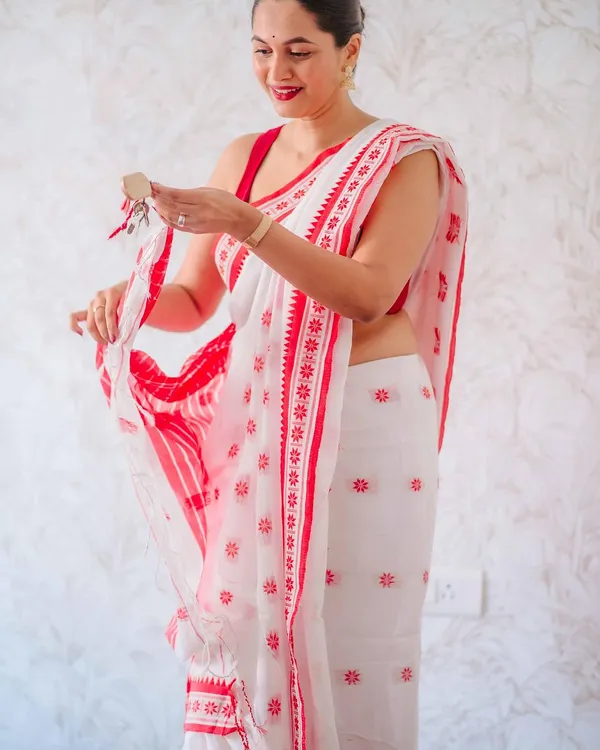 White_Lissome_Cotton_Silk_Saree_With_Smashing_Blouse_Piece_For_Women