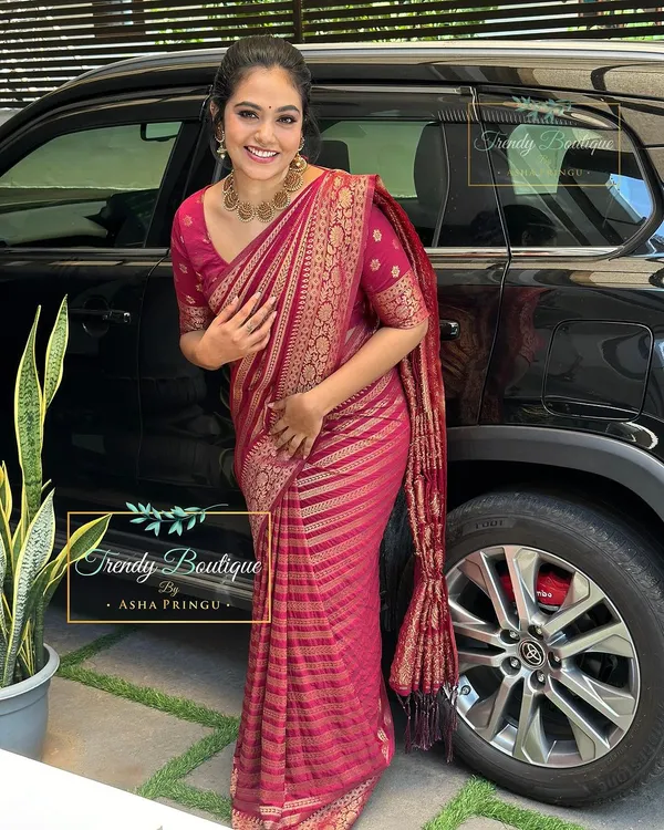 Dark_Pink_Deserving_Soft_Silk_Saree_With_Flaunt_Blouse_Piece_For_Women