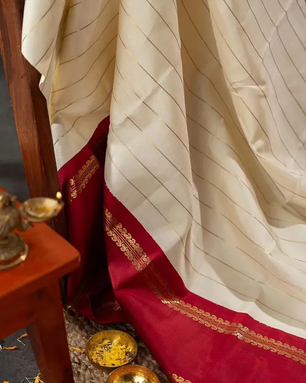 Off_White_Adorning_Soft_Silk_Saree_With_Captivating_Blouse_Piece_For_Women