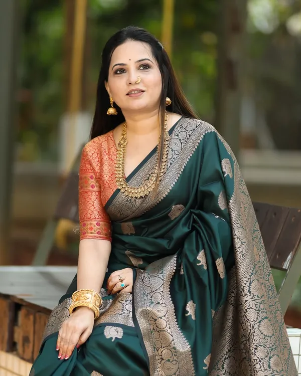 Dark_Green_Tremendous_Soft_Silk_Saree_With_Stunning_Blouse_Piece_For_Women