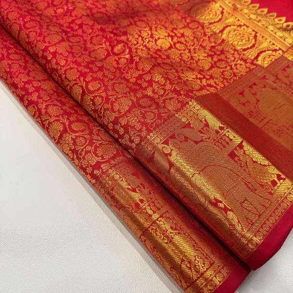 Red_Admirable_Soft_Banarasi_Silk_Saree_With_Majestic_Blouse_Piece_For_Women