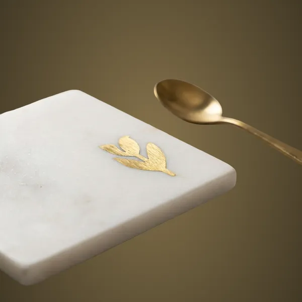 CS0108_White_Marble_Coasters_w/brass_inlay_S/4