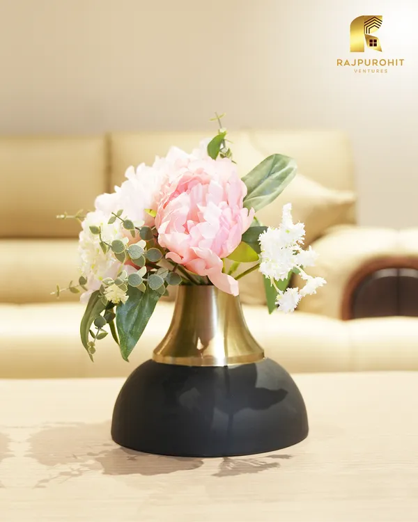 10116_Black/Gold_Metal_Vase_Big