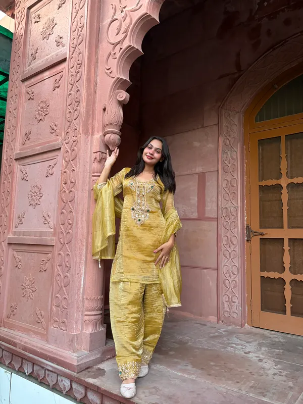 Nusrat_farshi_embroidory_set_