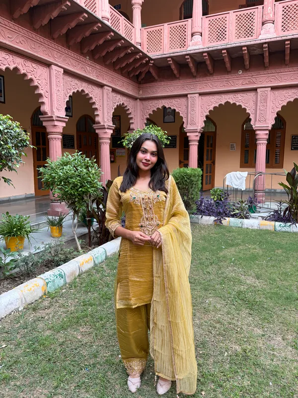 Nusrat_farshi_embroidory_set_