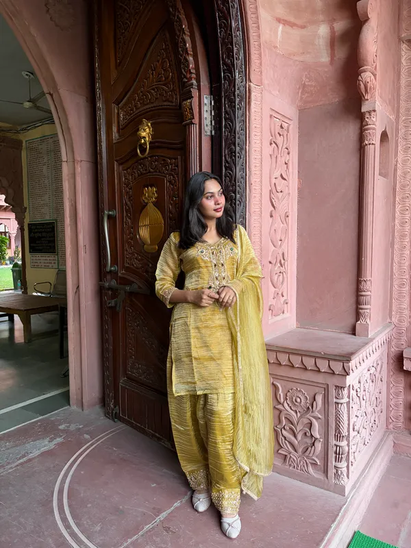 Nusrat_farshi_embroidory_set_