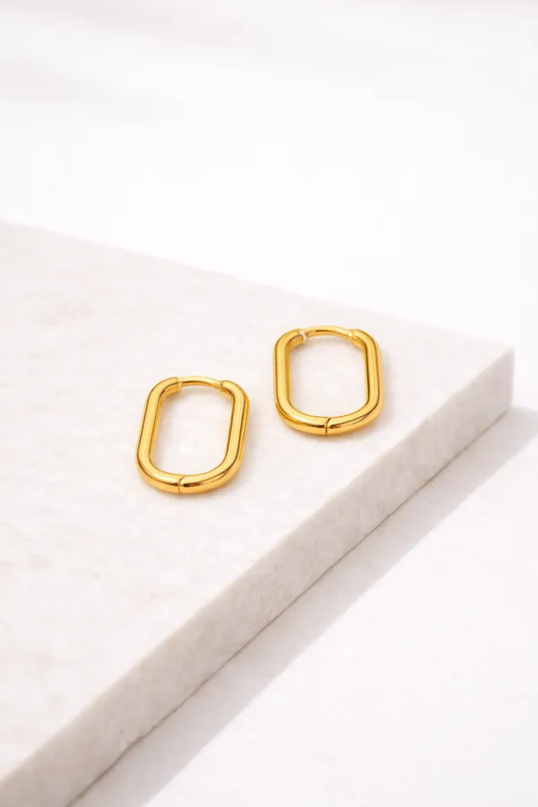 Minimal_Oval_Gold_Huggie_Earrings