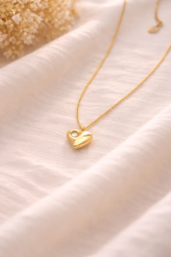 Heart-Shaped_Pendant_with_Stone