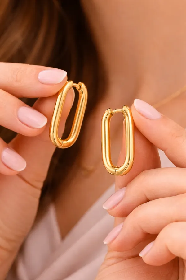 Minimal_Oval_Gold_Huggie_Earrings