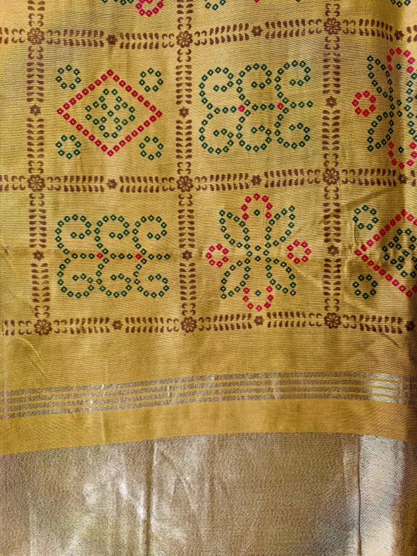 Traditional_Gold_Bandhani_Dupatta_With_Golden_Zari_Border