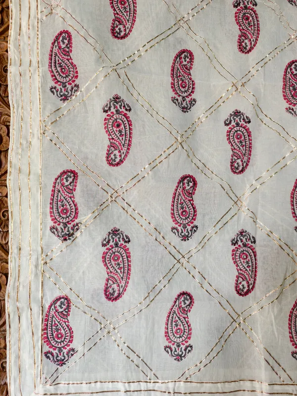 Handcrafted_Cream_Dupatta_With_Traditional_Paisley_Print_Zari_Border