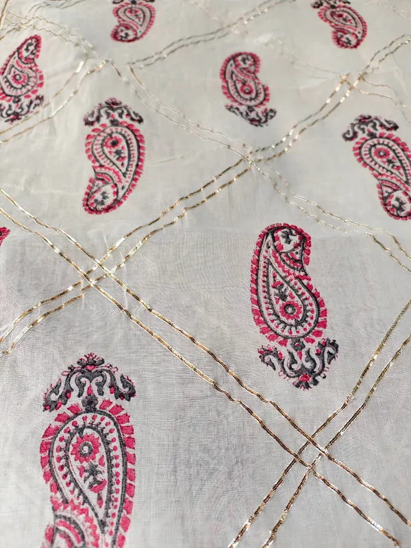 Handcrafted_Cream_Dupatta_With_Traditional_Paisley_Print_Zari_Border